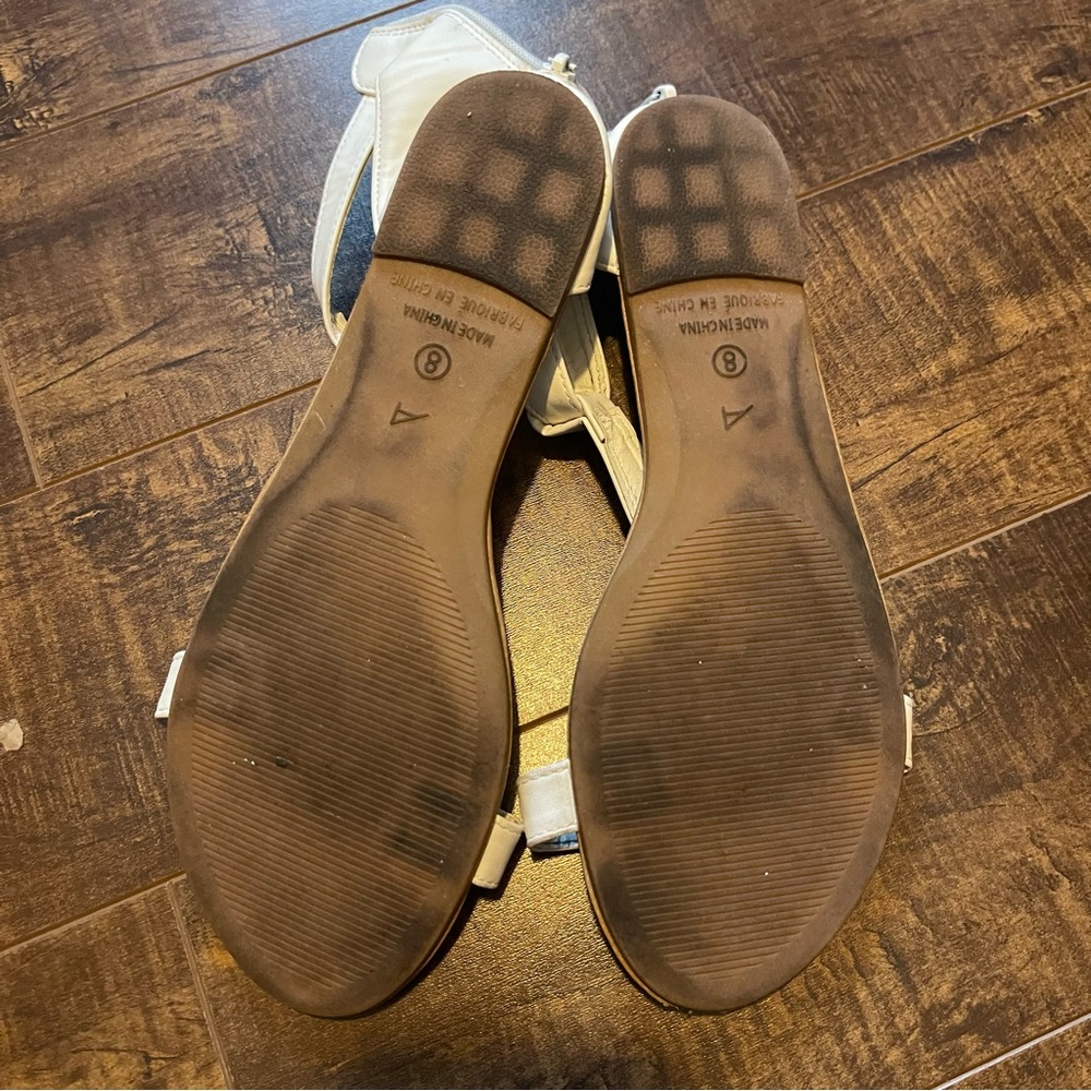 White ladies size 9 sandals - Picture 4 of 4